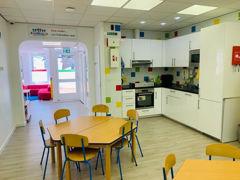 De keuken en eettafels waar kinderen bij Chill Kids samen eten